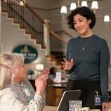 Stephanie Beatriz y Veronica Cartwright en el 1x04 de 'Un hombre infiltrado'