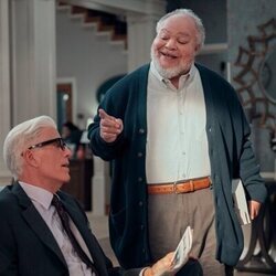 Ted Danson y Stephen McKinley Henderson en el 1x05 de 'A Man on the Inside'