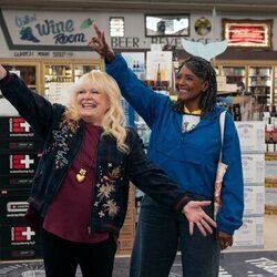 Margaret Avery y Sally Struthers en el 1x05 de 'A Man on the Inside'