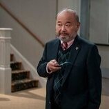 Clyde Kusatsu en el 1x06 de 'Un hombre infiltrado'