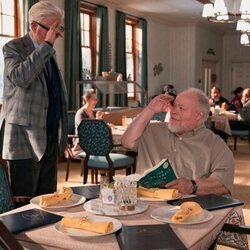 Ted Danson y Stephen McKinley Henderson en 'Nuestro hombre en Sacramento' de 'A Man on the Inside'