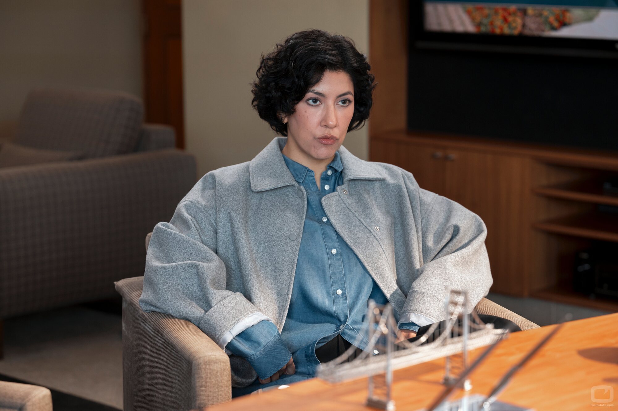 Foto de Stephanie Beatriz en 'Nuestro hombre en Sacramento' de 'A Man on the Inside'