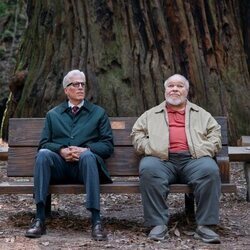 Ted Danson y Stephen McKinley Henderson en el 1x07 de 'Un hombre infiltrado'