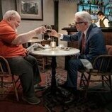 Ted Danson y Stephen McKinley Henderson en el 1x07 de 'A Man on the Inside'