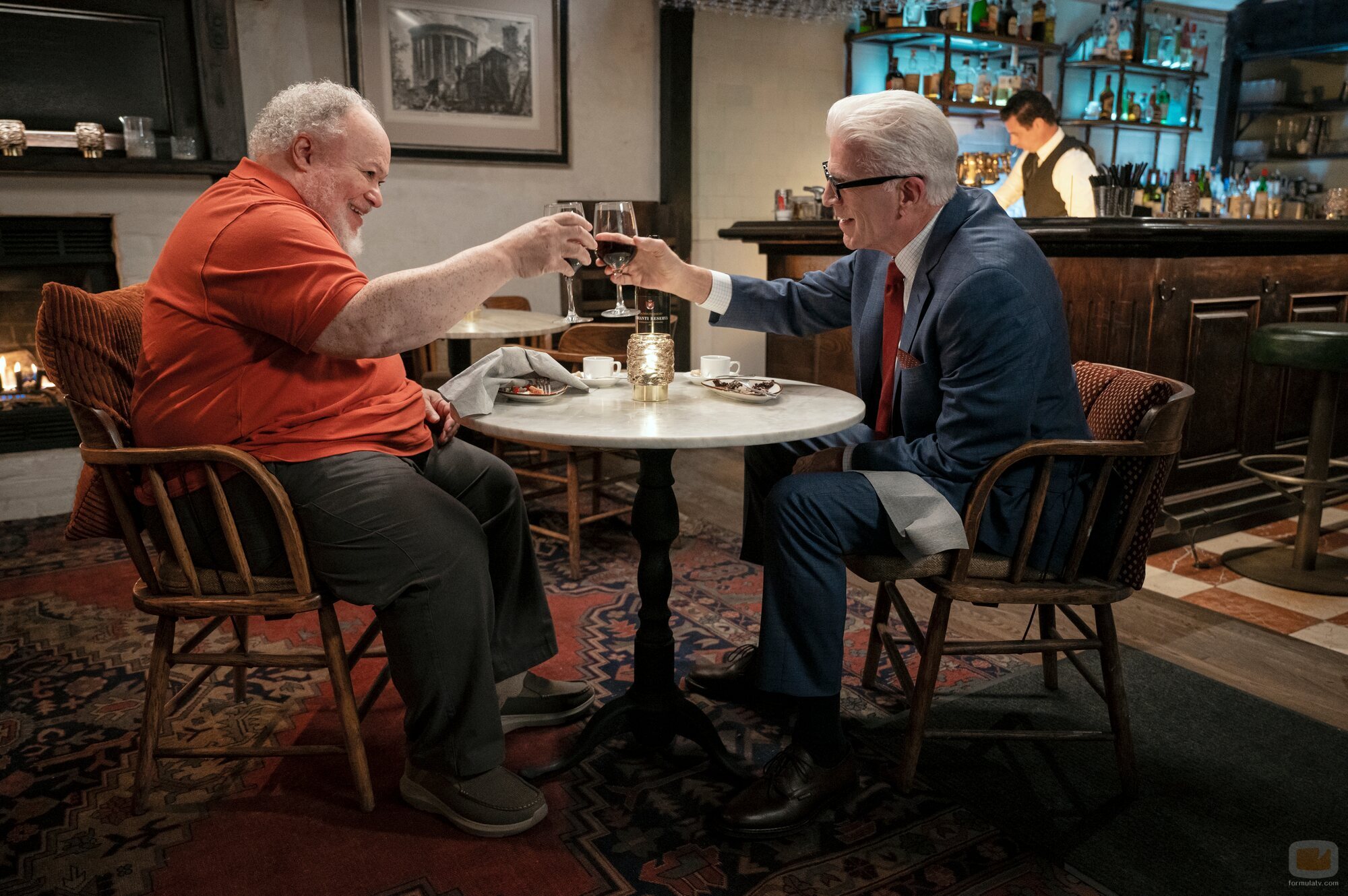 Ted Danson y Stephen McKinley Henderson en el 1x07 de 'A Man on the Inside'