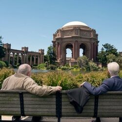 Still de Ted Danson y Stephen McKinley Henderson en el 1x07 de 'Un hombre infiltrado'