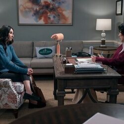 Stephanie Beatriz y Lilah Richcreek Estrada en el 1x07 de 'Un hombre infiltrado'