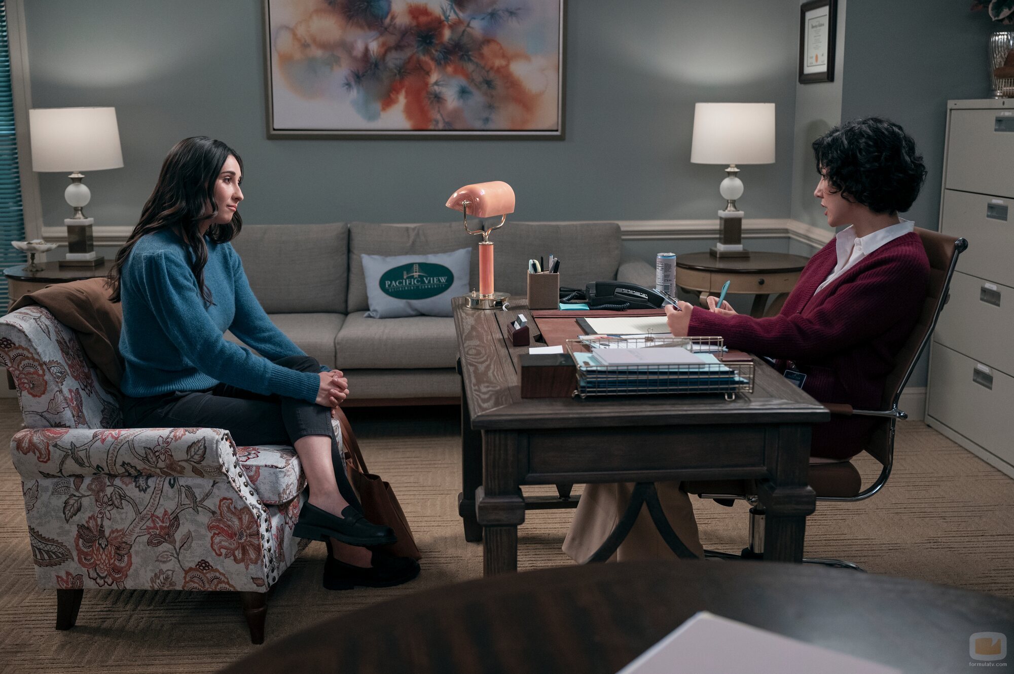 Stephanie Beatriz y Lilah Richcreek Estrada en el 1x07 de 'Un hombre infiltrado'