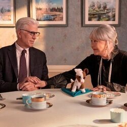 Ted Danson y Susan Ruttan en el 1x08 de 'Un hombre infiltrado'