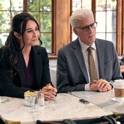 Ted Danson y Lilah Richcreek Estrada en el 1x08 de 'Un hombre infiltrado'