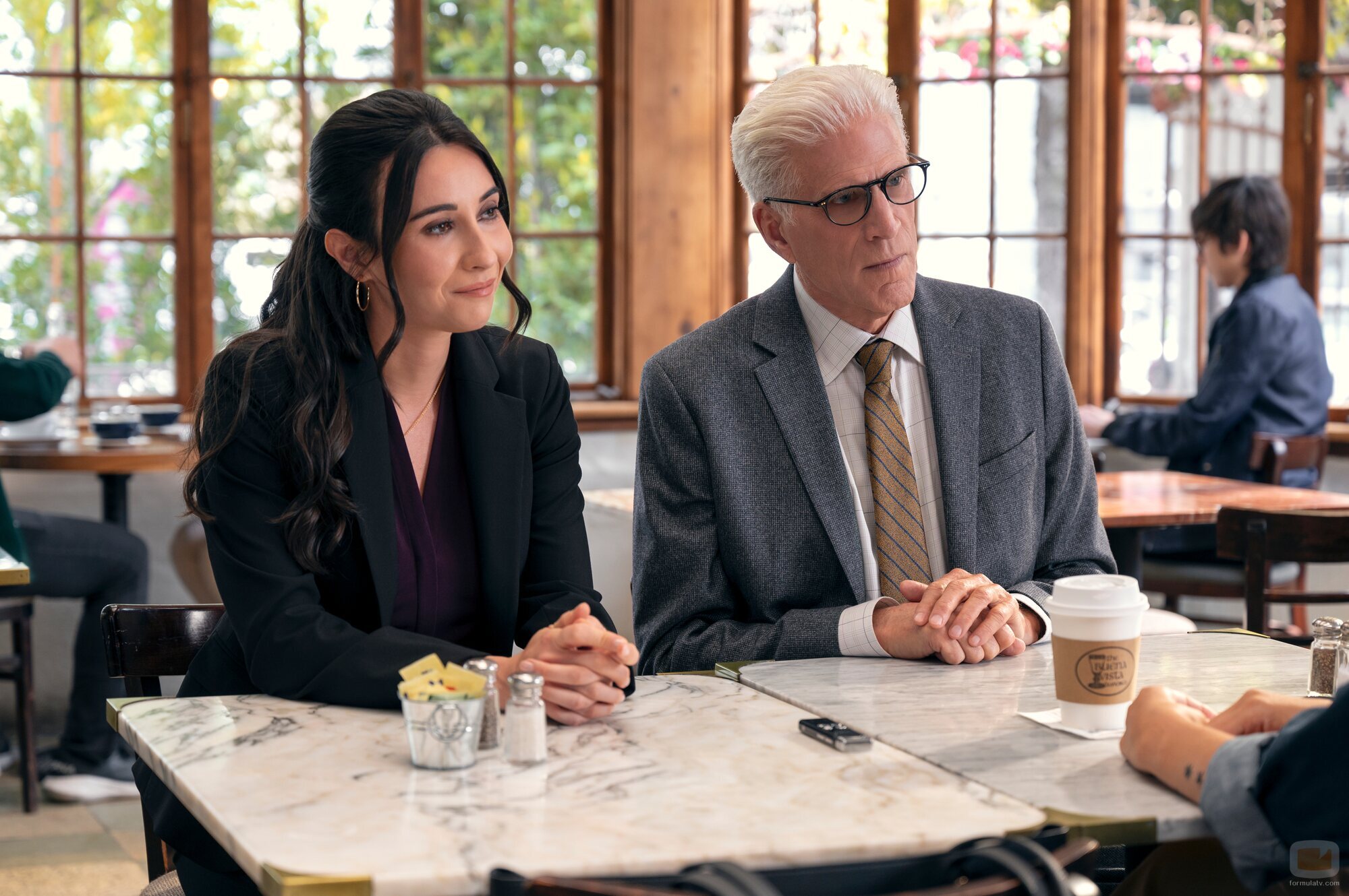 Ted Danson y Lilah Richcreek Estrada en el 1x08 de 'Un hombre infiltrado'