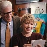 Mary Elizabeth Ellis y Ted Danson en 'El espía que surgió del frío' de 'Un hombre infiltrado'