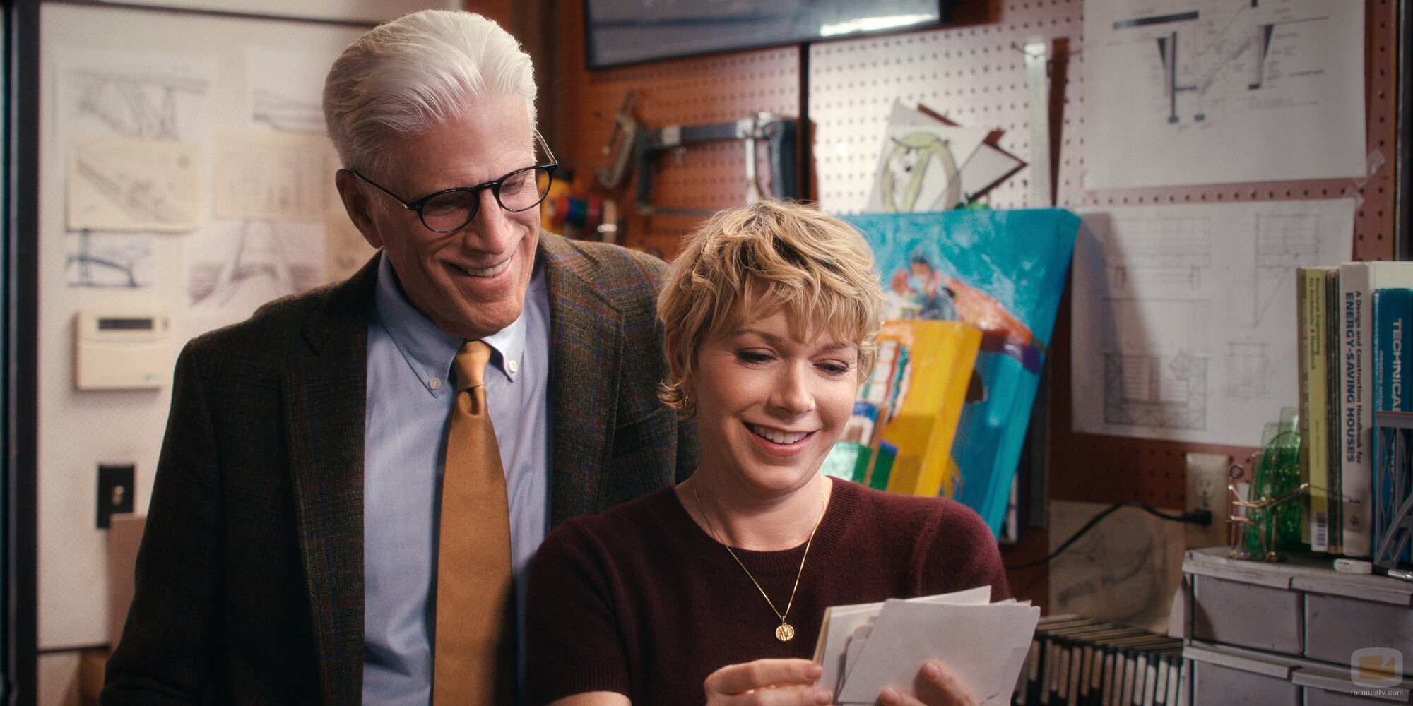 Mary Elizabeth Ellis y Ted Danson en 'El espía que surgió del frío' de 'Un hombre infiltrado'