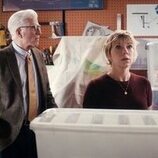 Mary Elizabeth Ellis y Ted Danson en el 1x08 de 'A Man on the Inside'