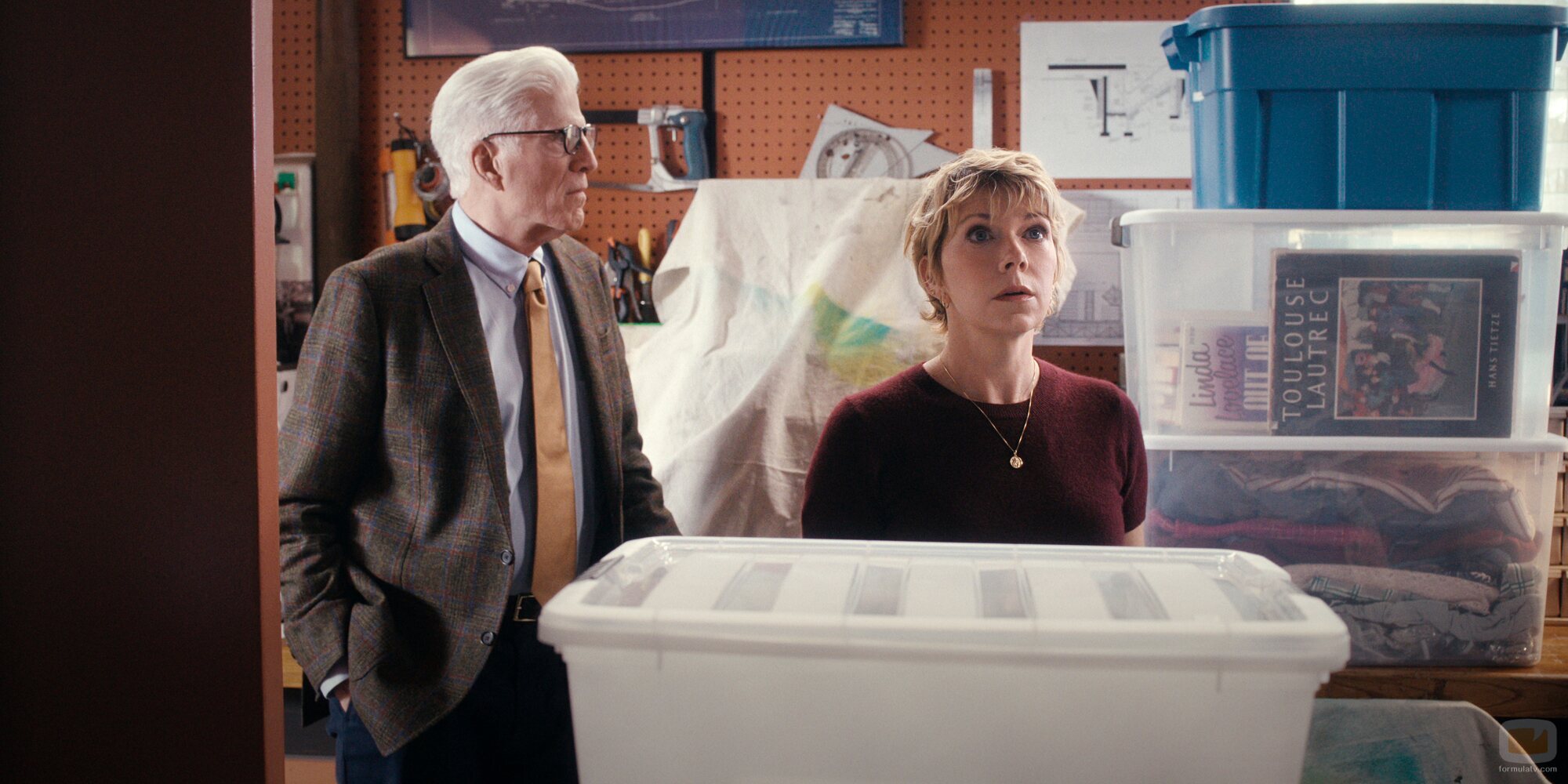 Mary Elizabeth Ellis y Ted Danson en el 1x08 de 'A Man on the Inside'