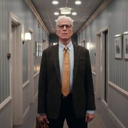 Escena de Ted Danson en el 1x08 de 'A Man on the Inside'