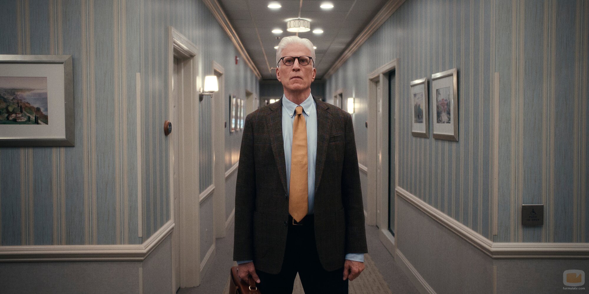 Escena de Ted Danson en el 1x08 de 'A Man on the Inside'