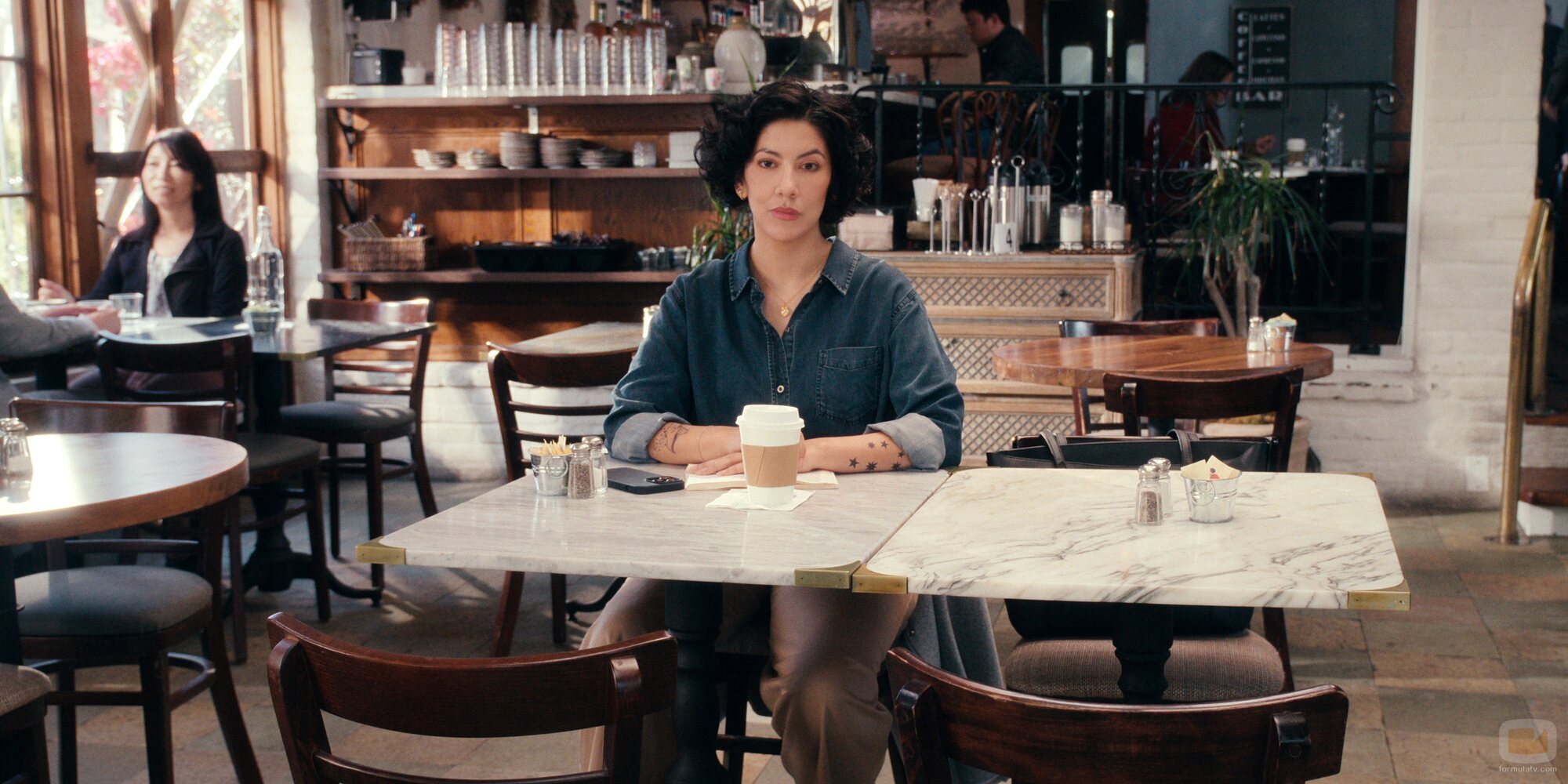 Stephanie Beatriz en 'El espía que surgió del frío' de 'A Man on the Inside'