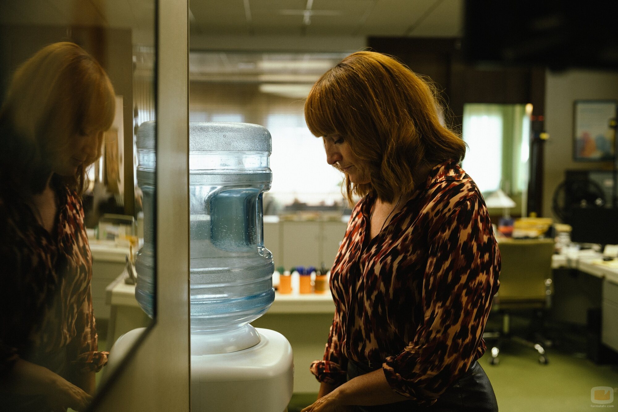 Escena de Silvia Abril en 1x01 titulado 'Un piso y un fondo de inversión' de 'Mamen Mayo'