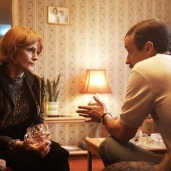 Tom Vaughan-Lawlor y Maxine Peake en la temporada 1 y el capítulo 08 de 'No digas nada'