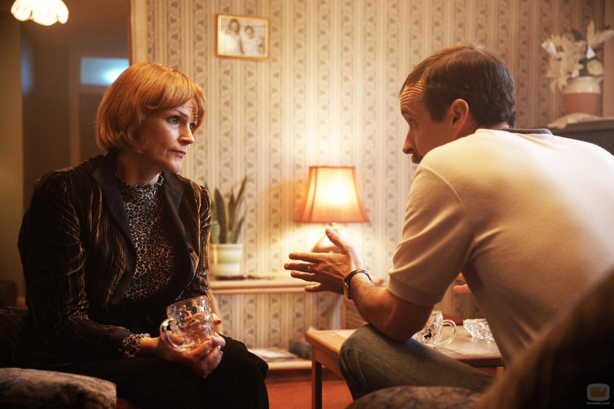 Tom Vaughan-Lawlor y Maxine Peake en la temporada 1 y el capítulo 08 de 'No digas nada'