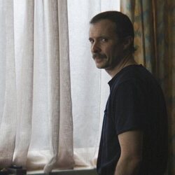 Tom Vaughan-Lawlor en el 1x09 de 'No digas nada'