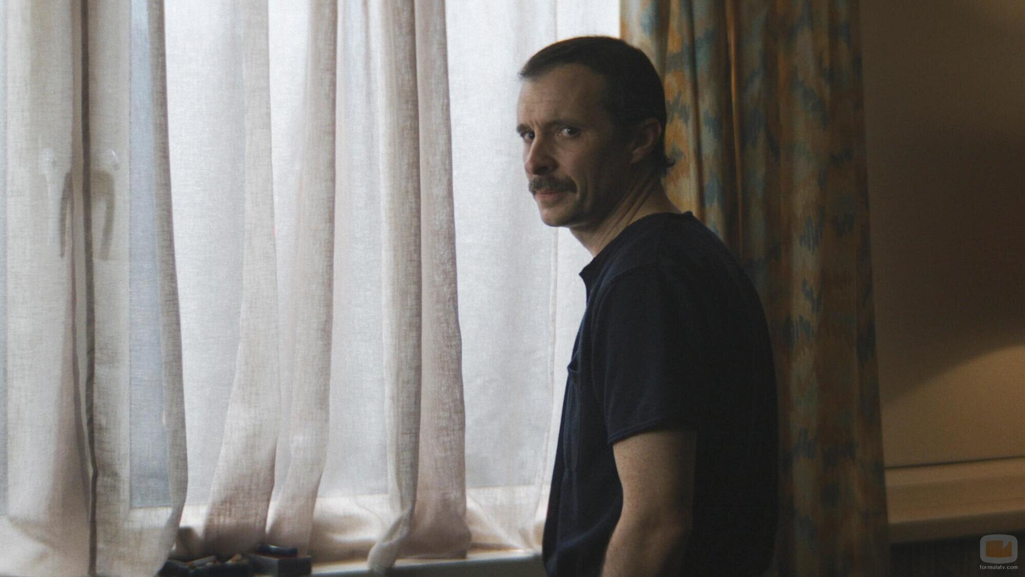 Tom Vaughan-Lawlor en el 1x09 de 'No digas nada'