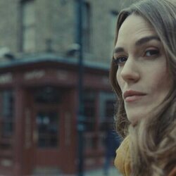 Keira Knightley en 1x01 titulado 'Por el amor' de 'Palomas negras'