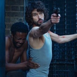 Ben Whishaw y Omari Douglas en Capítulo 3 titulado 'La noche que viene' de 'Palomas negras'