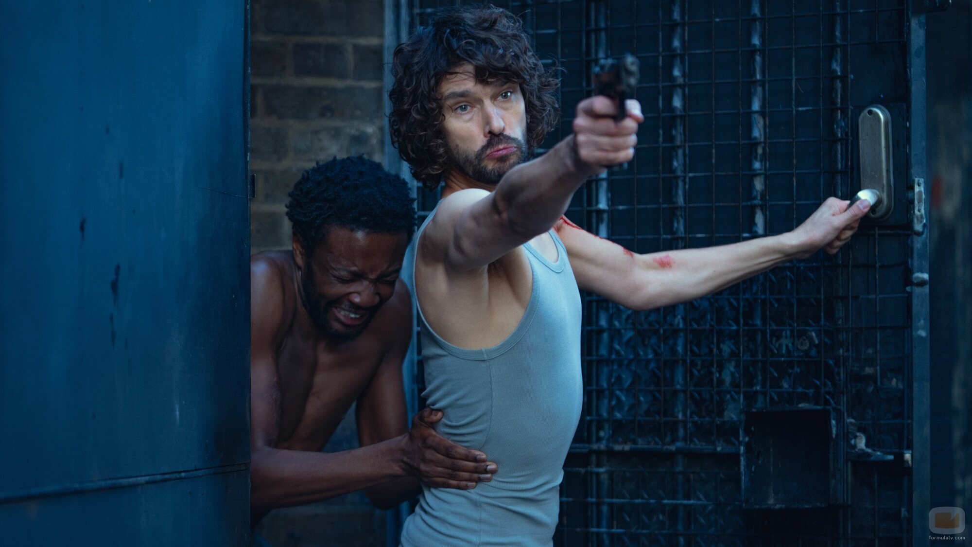 Ben Whishaw y Omari Douglas en Capítulo 3 titulado 'La noche que viene' de 'Palomas negras'