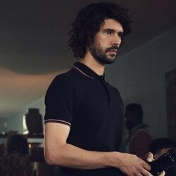 Ben Whishaw en la temporada 1 y el capítulo 03 de 'Palomas negras'