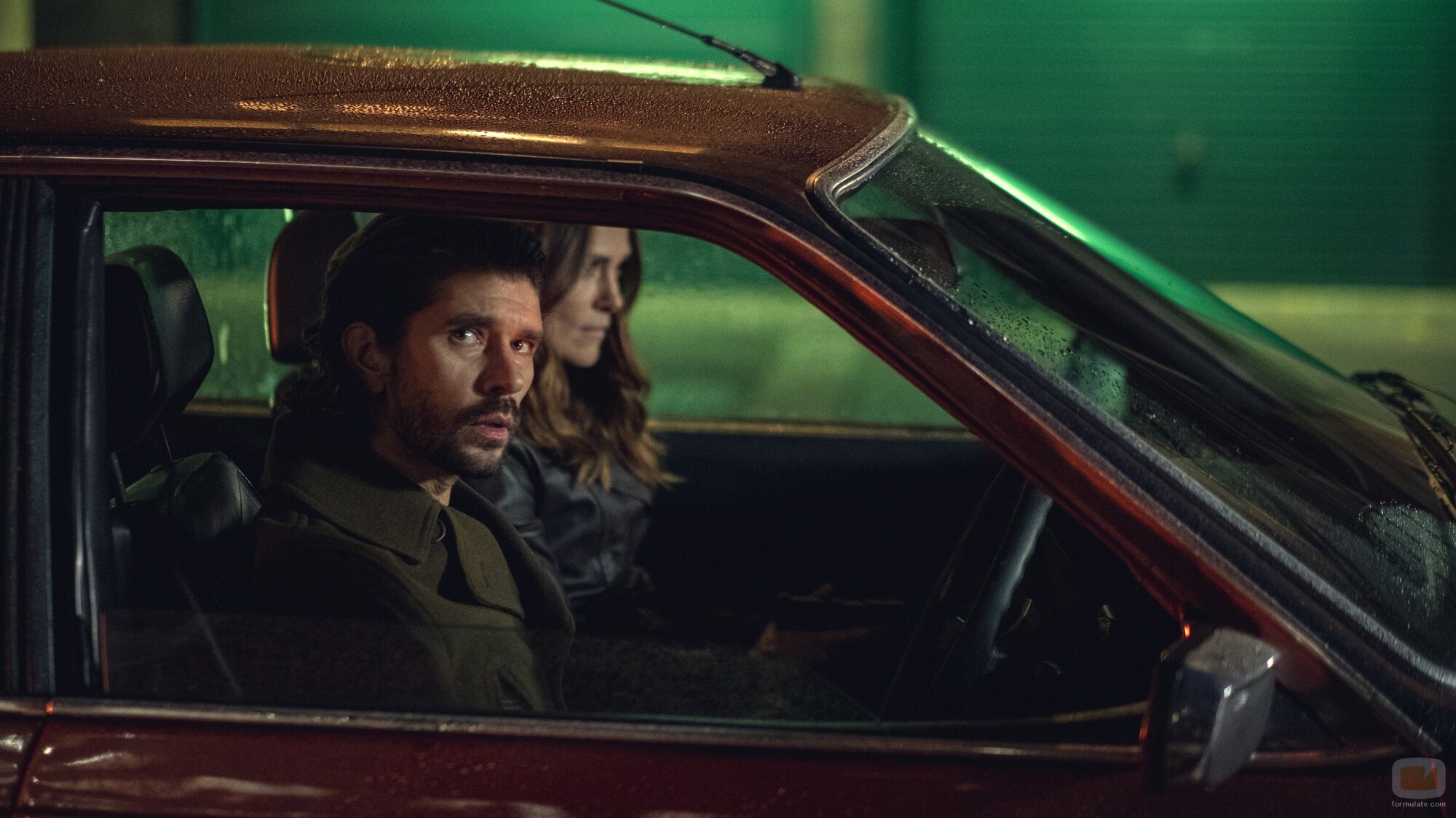 Ben Whishaw y Keira Knightley en el 1x02 de 'Palomas negras'