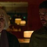 Sarah Lancashire y Ben Whishaw en la temporada 1 y el capítulo 02 de 'Palomas negras'