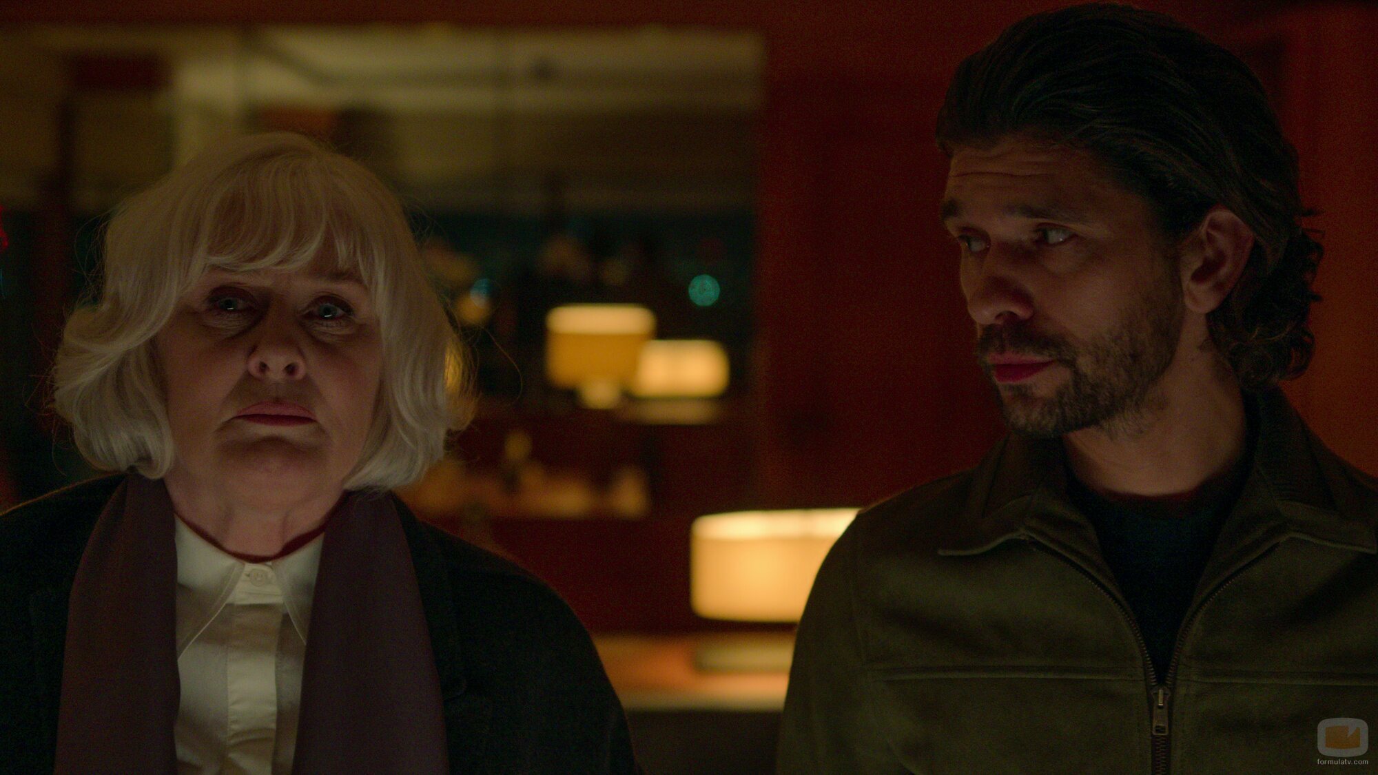 Sarah Lancashire y Ben Whishaw en la temporada 1 y el capítulo 02 de 'Palomas negras'