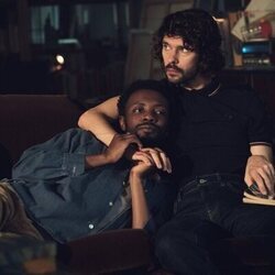 Ben Whishaw y Omari Douglas en 1x01 'Por el amor' de 'Palomas negras'