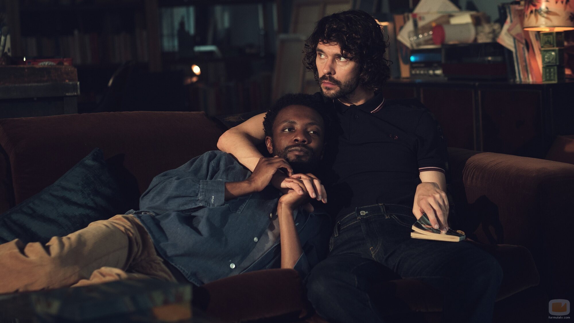 Ben Whishaw y Omari Douglas en 1x01 'Por el amor' de 'Palomas negras'