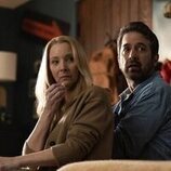 Lisa Kudrow y Ray Romano en 'Pilot' de 'Fachadas'