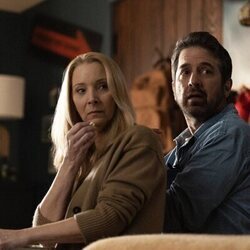 Lisa Kudrow y Ray Romano en 'Pilot' de 'Fachadas'