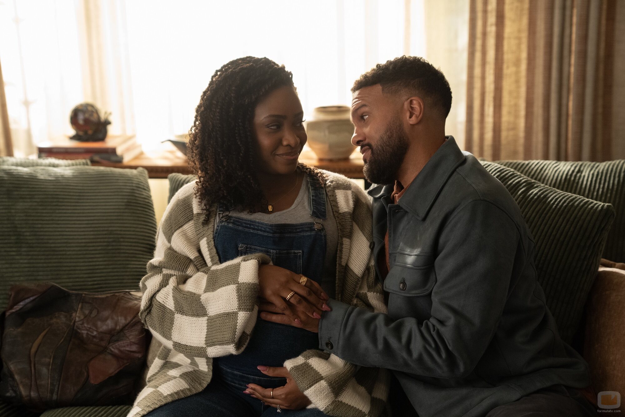 Teyonah Parris y O-T Fagbenle en Capítulo 1 titulado 'Pilot' de 'Fachadas'