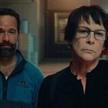 Jamie Lee Curtis y Chris Diamantopoulos en el 1x05 de 'The Sticky'