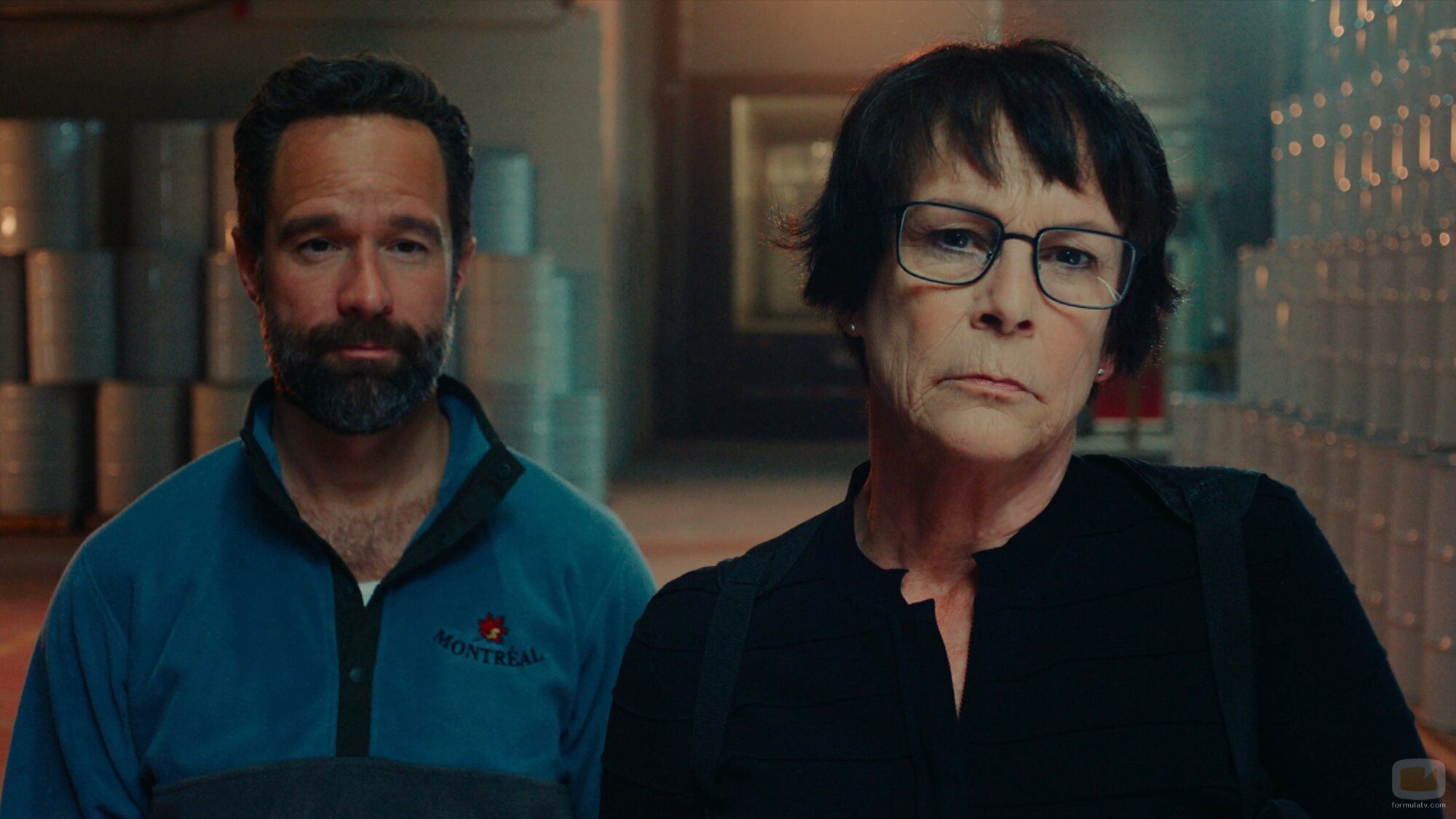 Jamie Lee Curtis y Chris Diamantopoulos en el 1x05 de 'The Sticky'