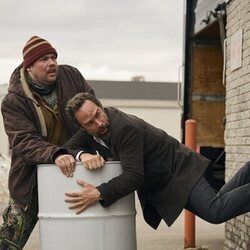 Chris Diamantopoulos y Guillaume Cyr en 1x03 titulado 'Márgenes' de 'The Sticky'