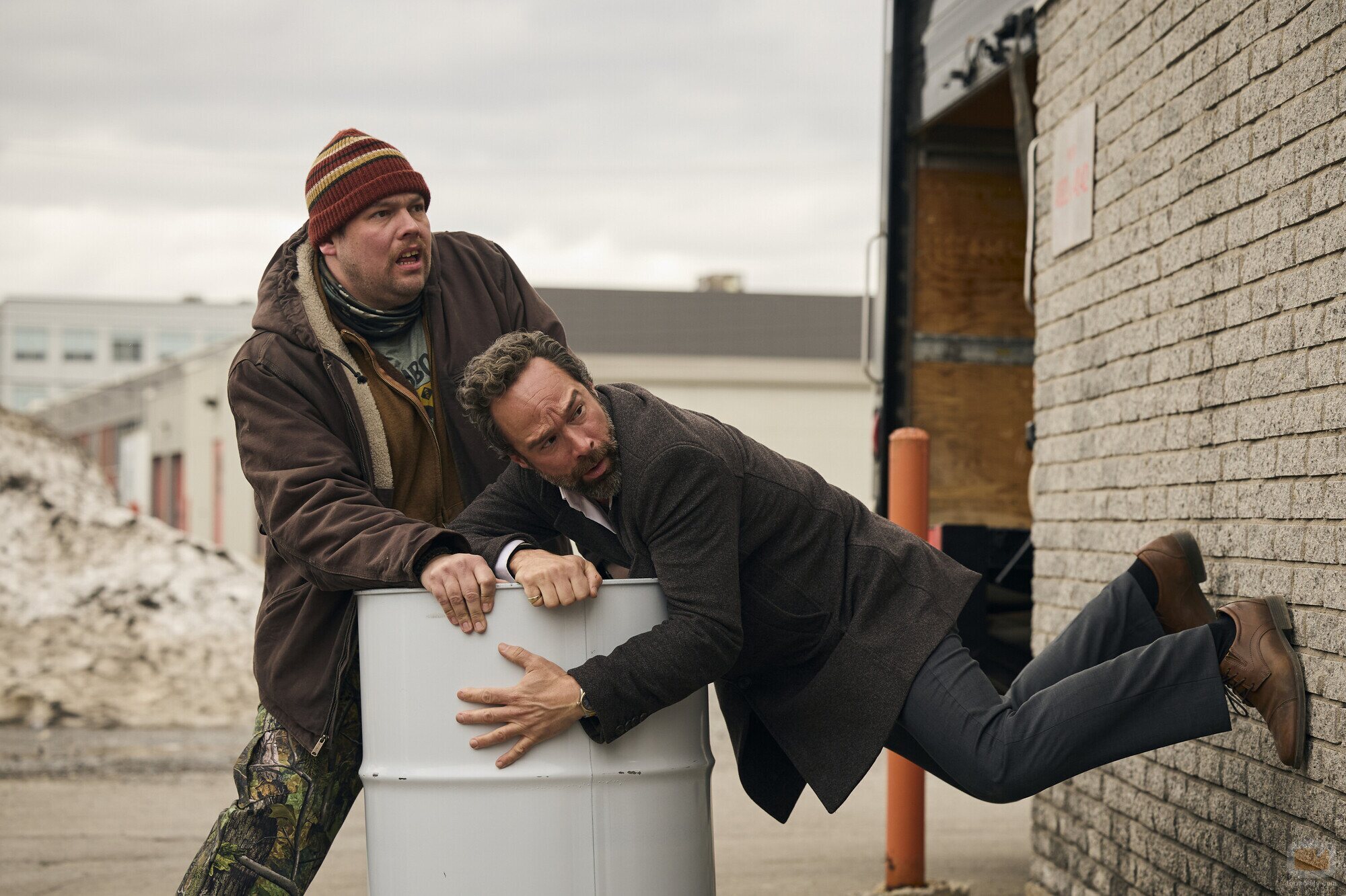 Chris Diamantopoulos y Guillaume Cyr en 1x03 titulado 'Márgenes' de 'The Sticky'