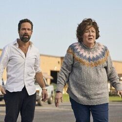 Margo Martindale y Chris Diamantopoulos en 1x06 'Ápice' de 'The Sticky'