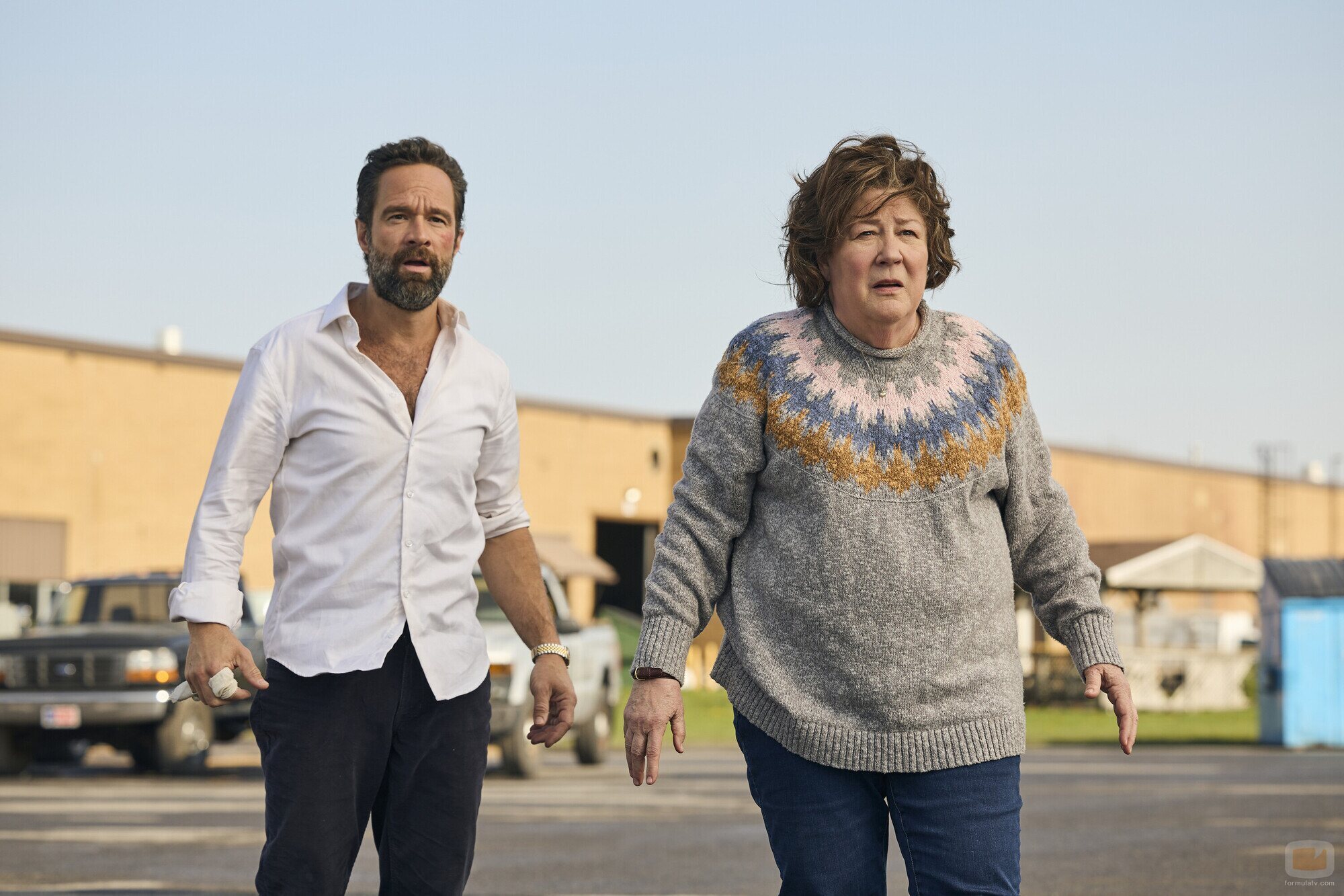 Margo Martindale y Chris Diamantopoulos en 1x06 'Ápice' de 'The Sticky'