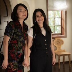 Abbi Jacobson y Poppy Liu en 1x02 'Visita privada' de 'Fachadas'