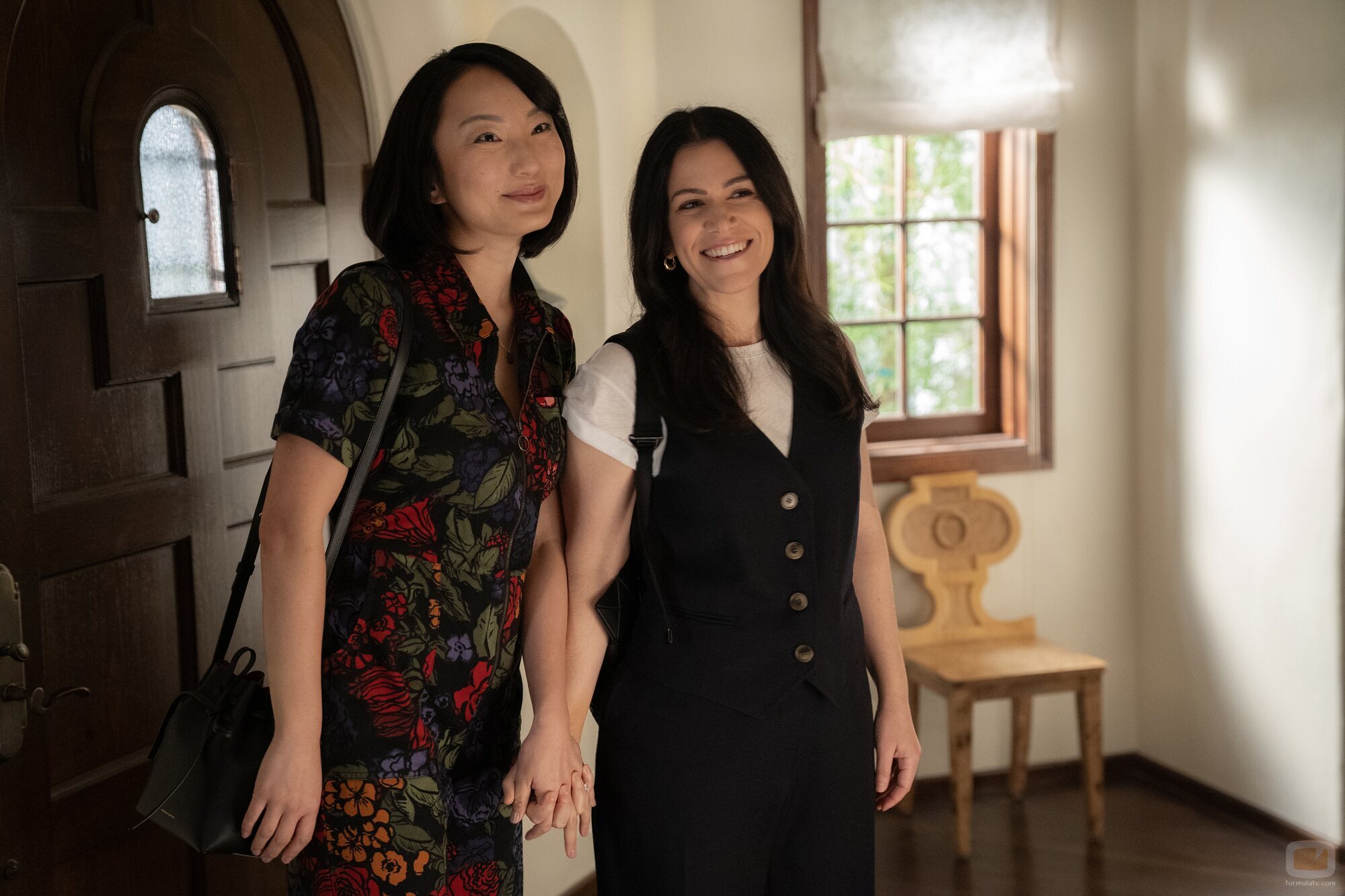 Abbi Jacobson y Poppy Liu en 1x02 'Visita privada' de 'Fachadas'