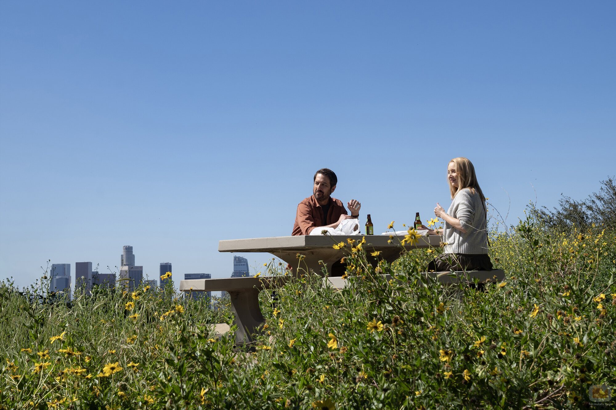 Imagen de Lisa Kudrow y Ray Romano en 1x05 'Fuera del mercado' de 'Fachadas'