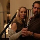 Still de Lisa Kudrow y Ray Romano en 1x05 'Fuera del mercado' de 'Fachadas'