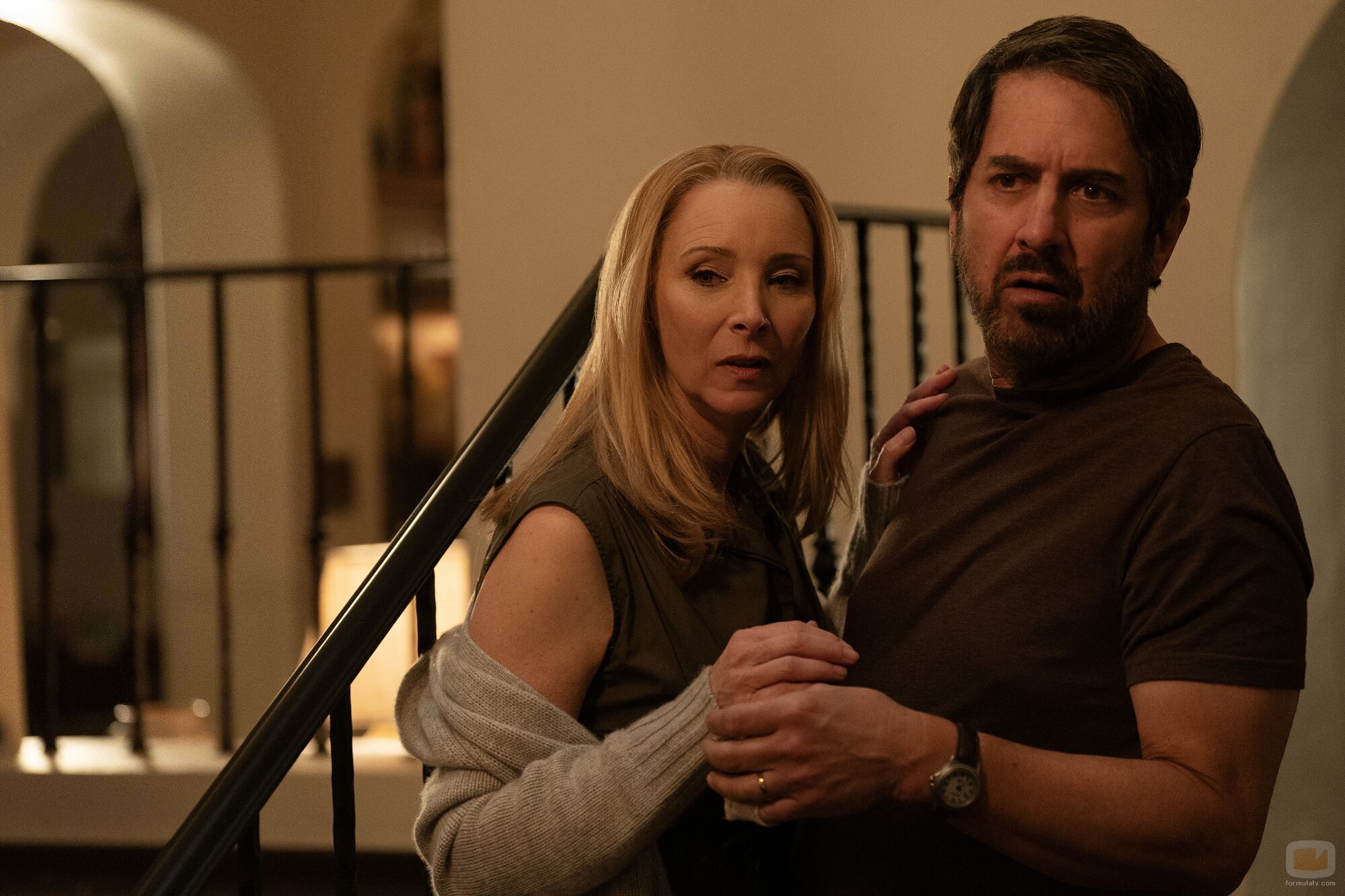 Still de Lisa Kudrow y Ray Romano en 1x05 'Fuera del mercado' de 'Fachadas'